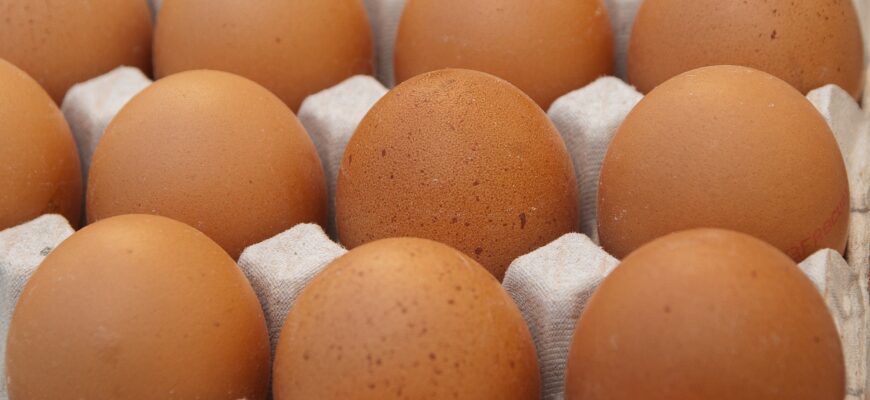 Казахстанцам назвали два супермаркета, которые снизили торговую наценку на яйца