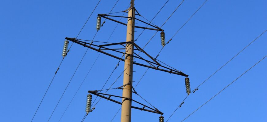 В Атырау рассыпаются столбы линии электропередач, установленные 3 года назад
