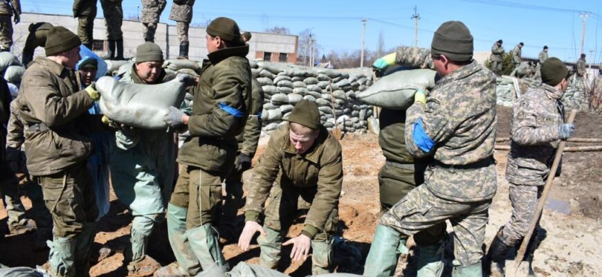 Военнослужащие отстаивают у стихии водоочистные сооружения Петропавловска