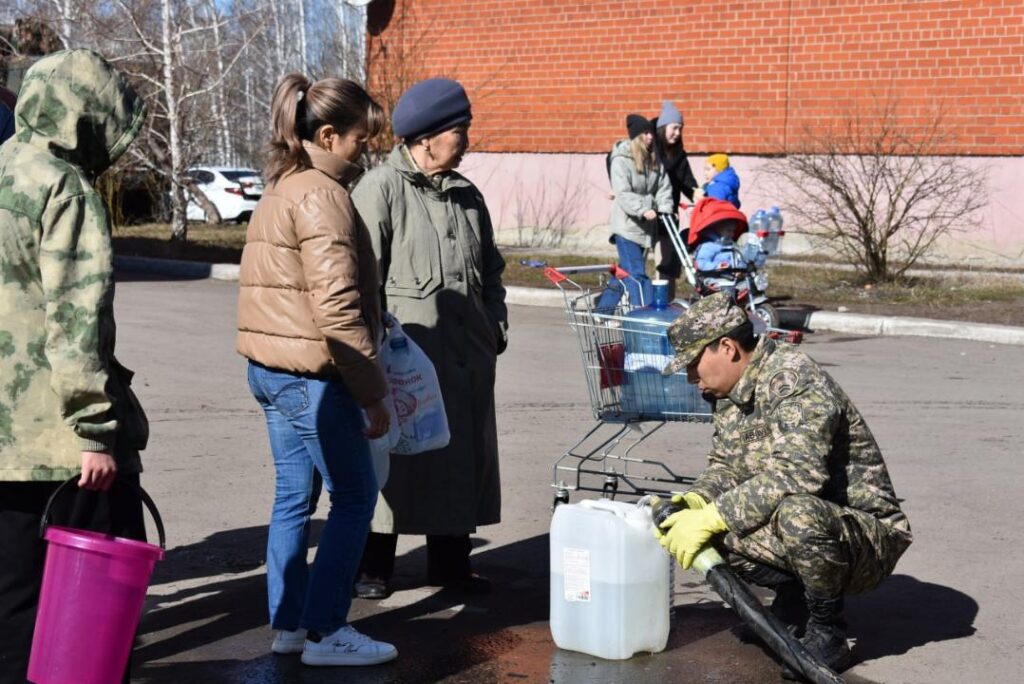 Военнослужащие отстаивают у стихии водоочистные сооружения Петропавловска